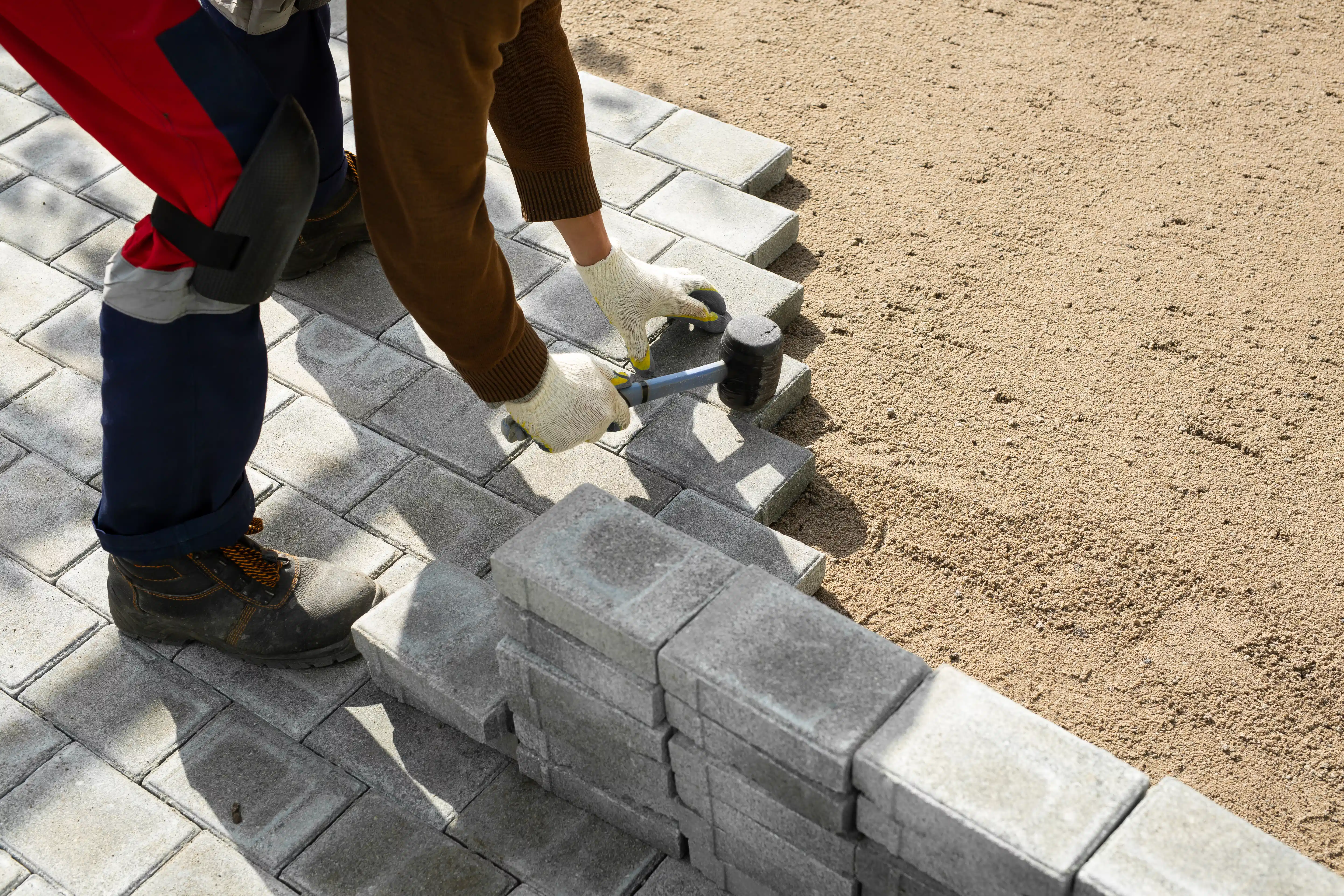 Interlocking paver driveway surface and pattern